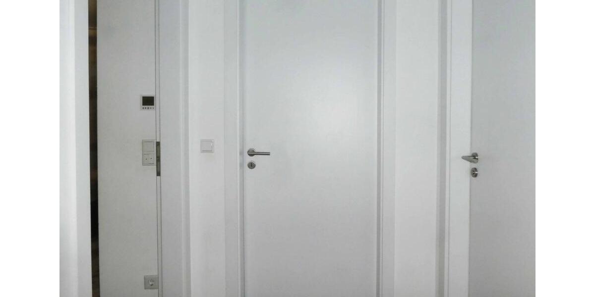 AUMÜLLER-Immobilien - Moderne energiesparsame 4-Zi-EG-Wohnung mit überdachtem Balkon und Carport 4 zimmer