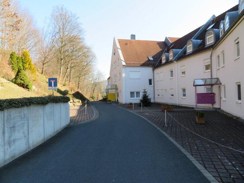 BRK: Schöne DG-Wohnung mit Balkon und Stellplatz zimmer