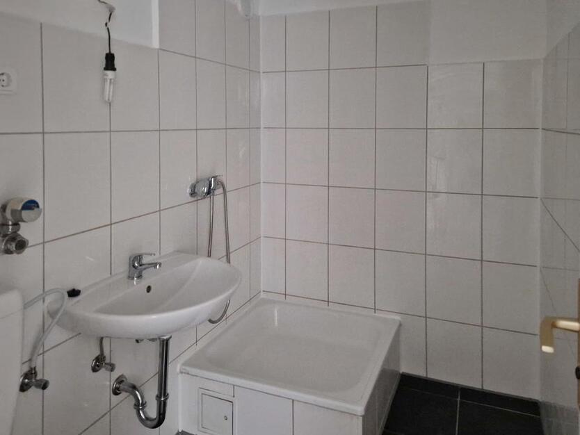 Große und frisch renovierte 3-Zimmer-Wohnung mit Balkon und zwei Bädern zimmer