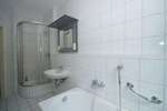 Neuer Fußboden möglich: einzigartige 3-Zimmerwohnung mit Dusche + Badewanne!