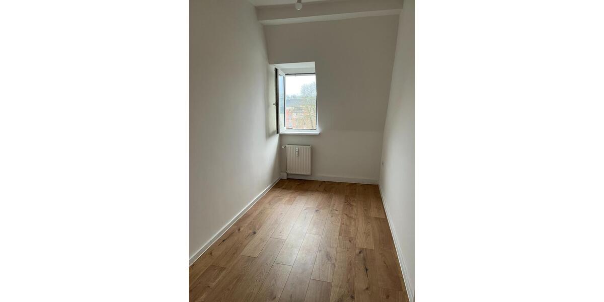 Dachgeschoßwohnung Crimmitschau - 2.5 Zimmer, 56 m&sup2;, 350&euro; | Angebot:24522437