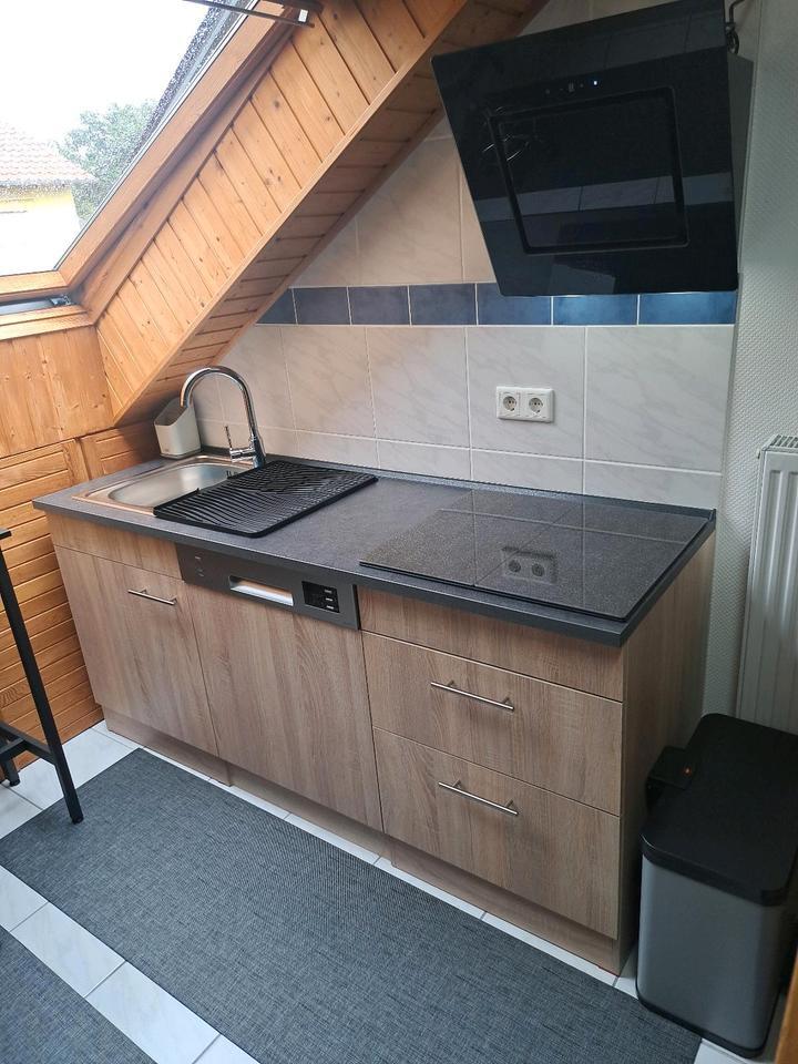 1 Zimmer-DG-Apartment, klimatisiert, neu renoviert, vollmöbliert,