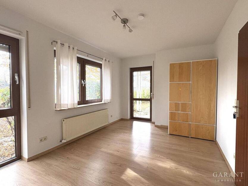 Großzügiges Haus mit zwei Garagen! 6 zimmer
