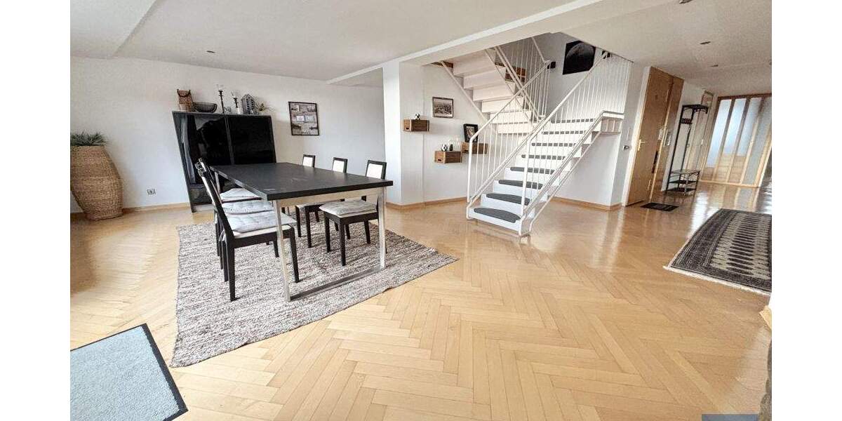 Etagenwohnung Kiel Altstadt - 3 Zimmer, 160 m&sup2;, 2.100&euro; | Angebot:23434051