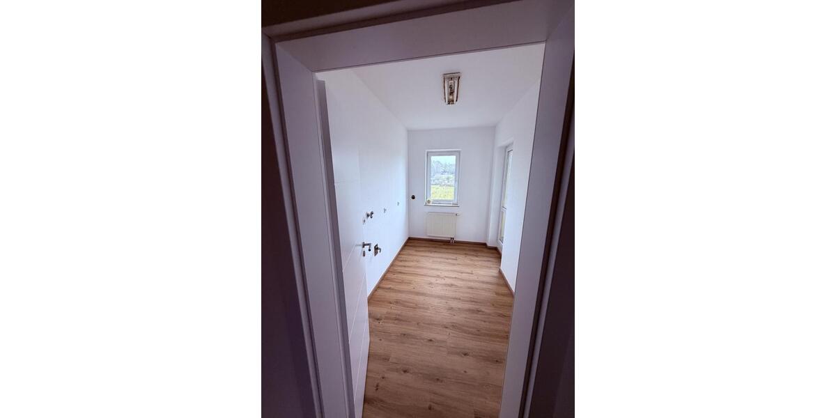 Frisch renovierte Bürofläche mit Balkon zimmer