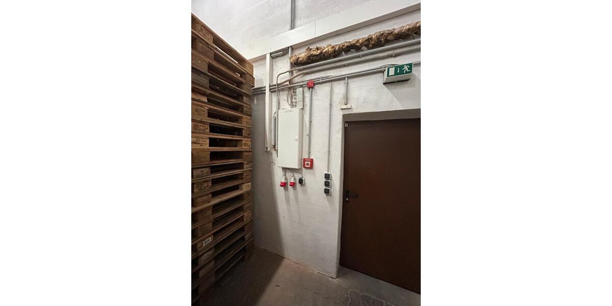 Gewerbeimmobilie: Lagerhalle inkl. Büro – sofort verfügbar zimmer