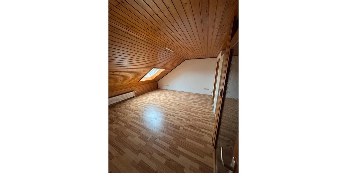 Dachgeschoßwohnung Schwalbach - 3 Zimmer, 65 m&sup2;, 550&euro; | Angebot:24874207