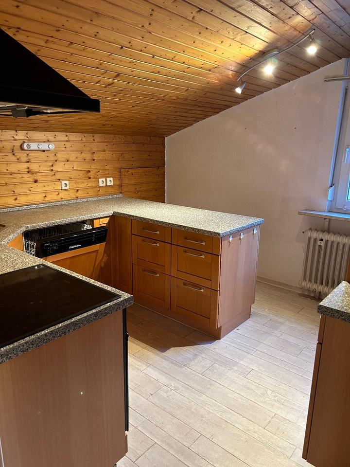 3 Zimmer DG-Wohnung mit EBK und Balkon