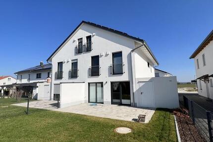 SOFORT BEZIEHBAR!!! DHH in KfW-40-Plus (!) Energiestandard - hell und großzügig mit 2 Bädern zimmer