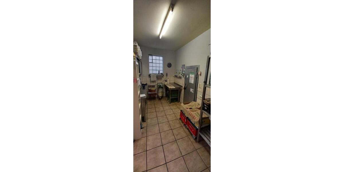 Gewerbliche Räume mit Schaufenster, Kühlhaus, WC zimmer