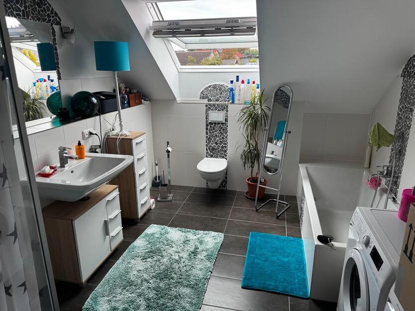 Helle 3 Zimmer Wohnung 87 qmmit EBK und Balkon, Garage und Aufzug