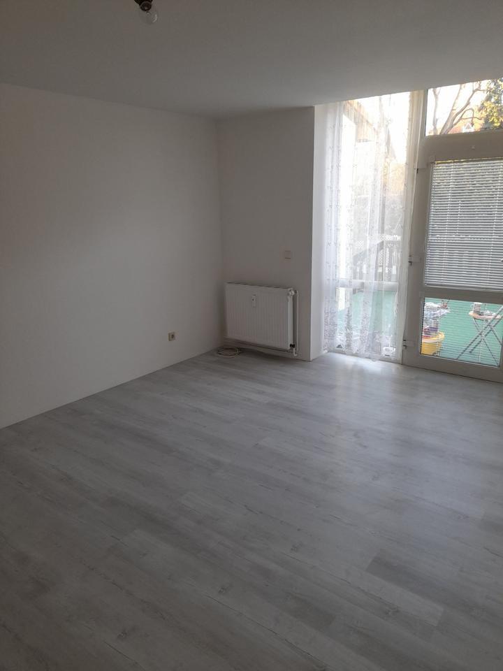 Biete schöne zwei Raum Wohnung