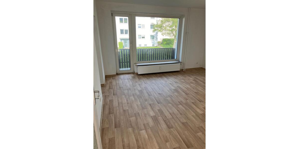 Helle 4-Zimmer Wohnung mit neuen Bodenbelägen und Balkon zu vermieten 4 zimmer