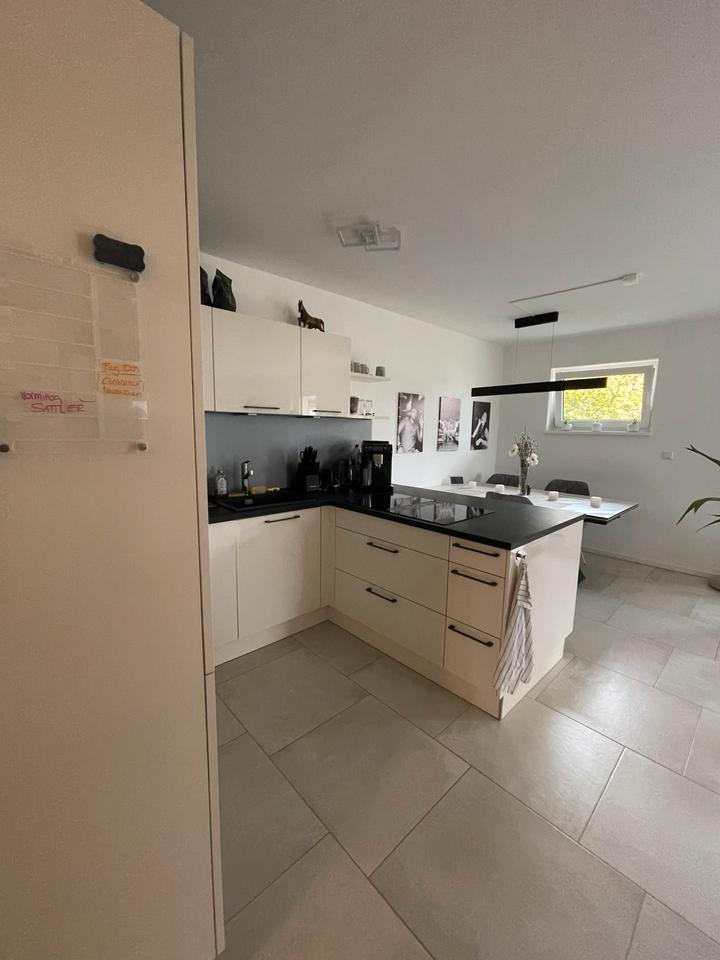 Helle, ruhige Neubau 3-Zi-Whg mit EBK, Stellplätzen in WBB zimmer