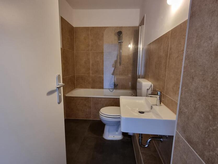 Geräumige 1-Zimmer-Wohnung mit großem Balkon in ruhiger, gut angebundener Lage! zimmer