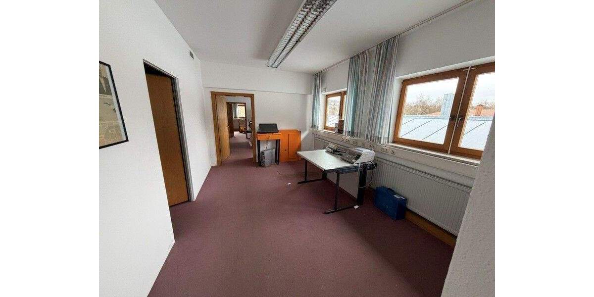Gewerbehalle mit Freiflächen - ehemaliger Baumarkt zimmer