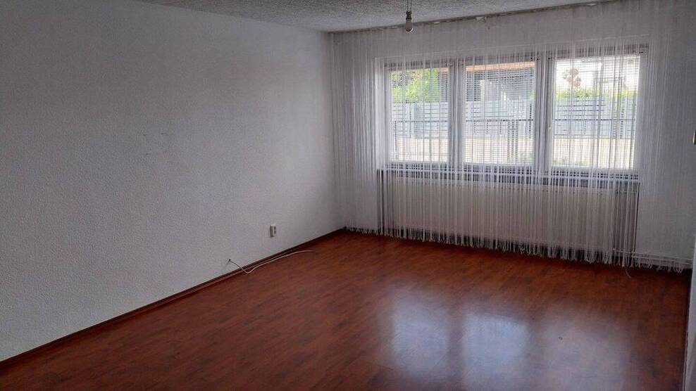 schöner Bungalow, 2,5 Zimmer mit Garage und Garten