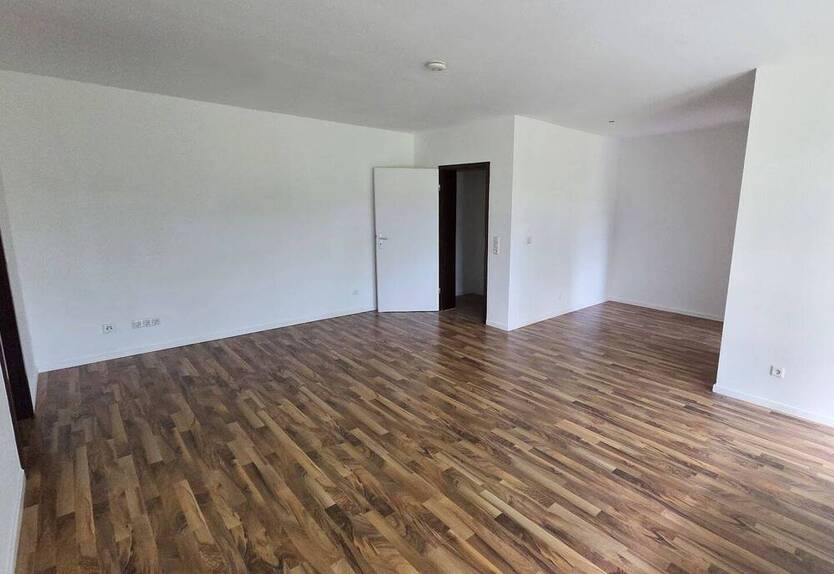 Familien-Zuhause in angenehmer Größe, 3 Zimmer mit Balkon, Laminat, Wannenbad, Gäste-WC, Aufzug