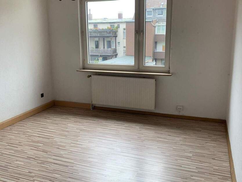 Attraktive 2-Zimmer-Wohnung frisch renoviert und bezugsbereit - Duschbad Böden Laminat Wände Einbauküche etc.TOPPP 2 zimmer