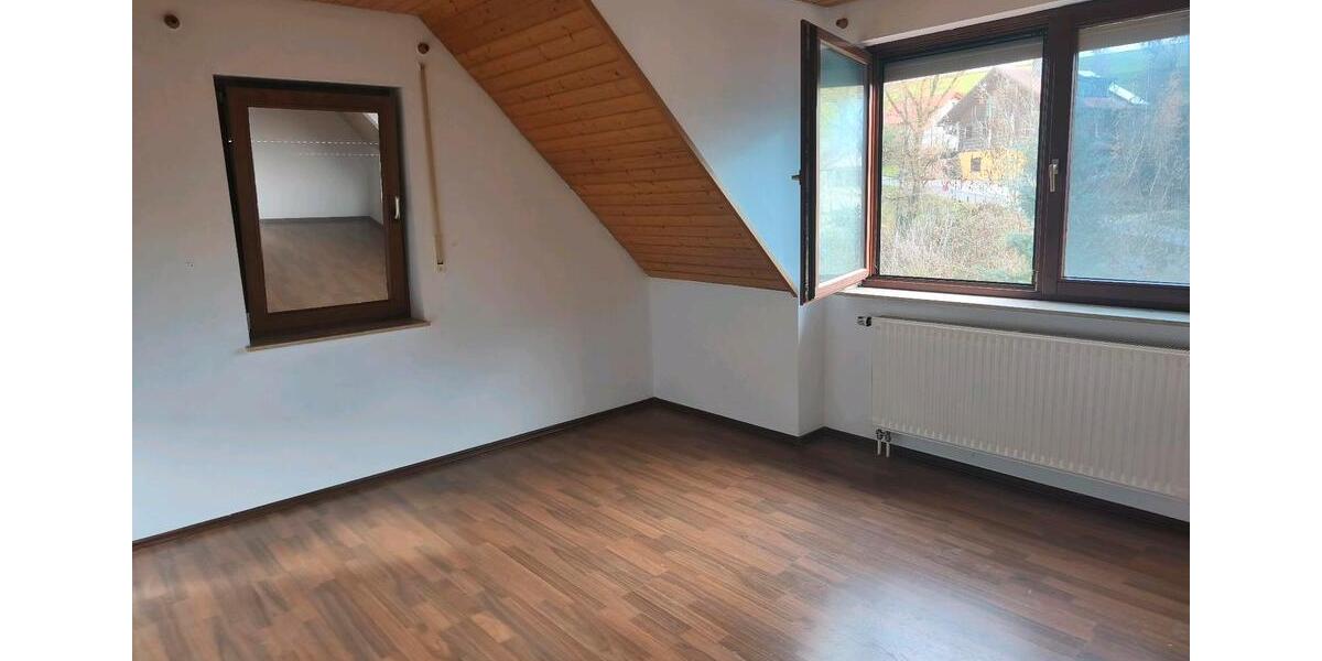 Dachgeschoßwohnung Schrozberg - 3 Zimmer, 92 m&sup2;, 900&euro; | Angebot:25510151