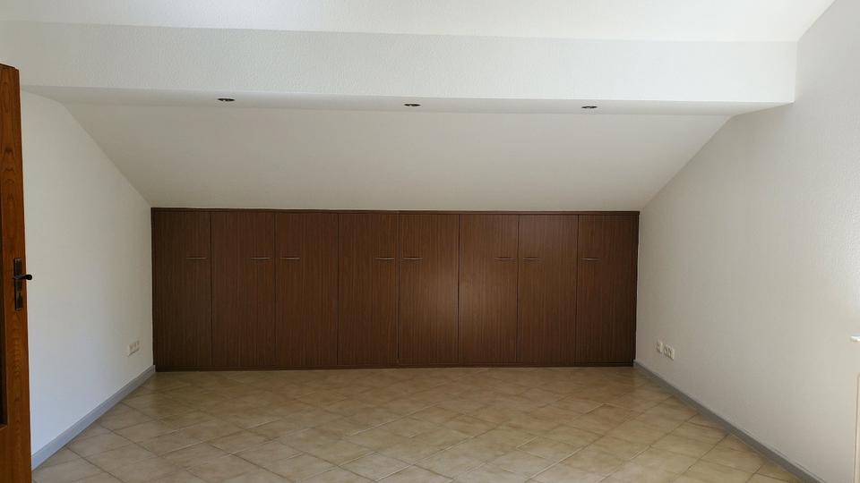 Großzügige 3-Zimmer-DG-Wohnung mit Einbauküche zimmer