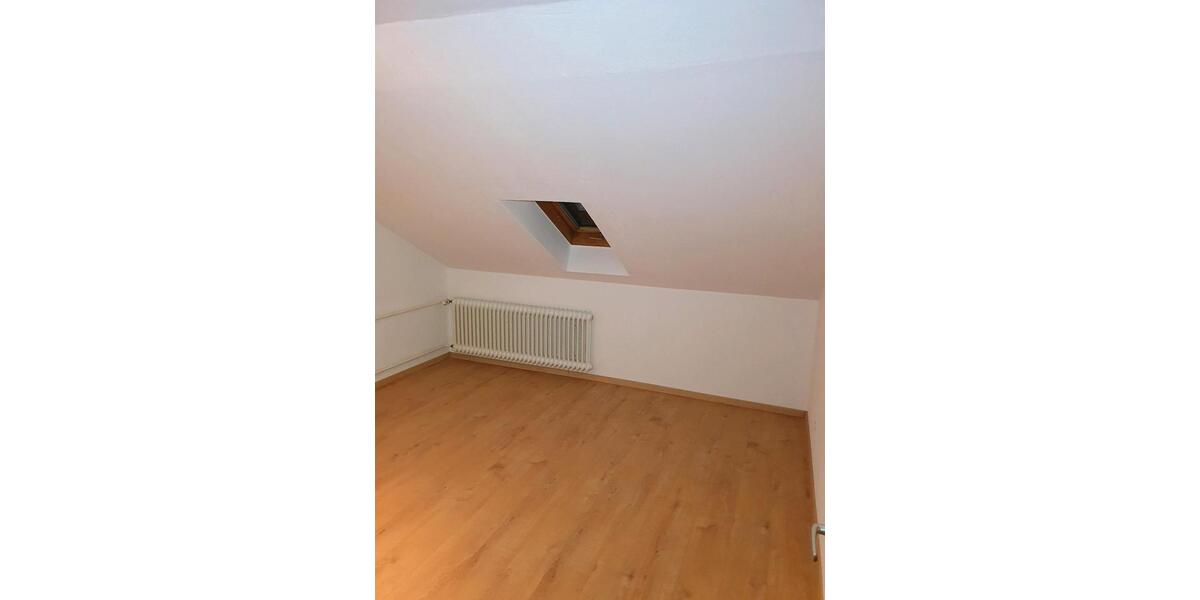 3-Zimmer-Dachgeschosswohnung in ruhiger Lage zu vermieten 3 zimmer