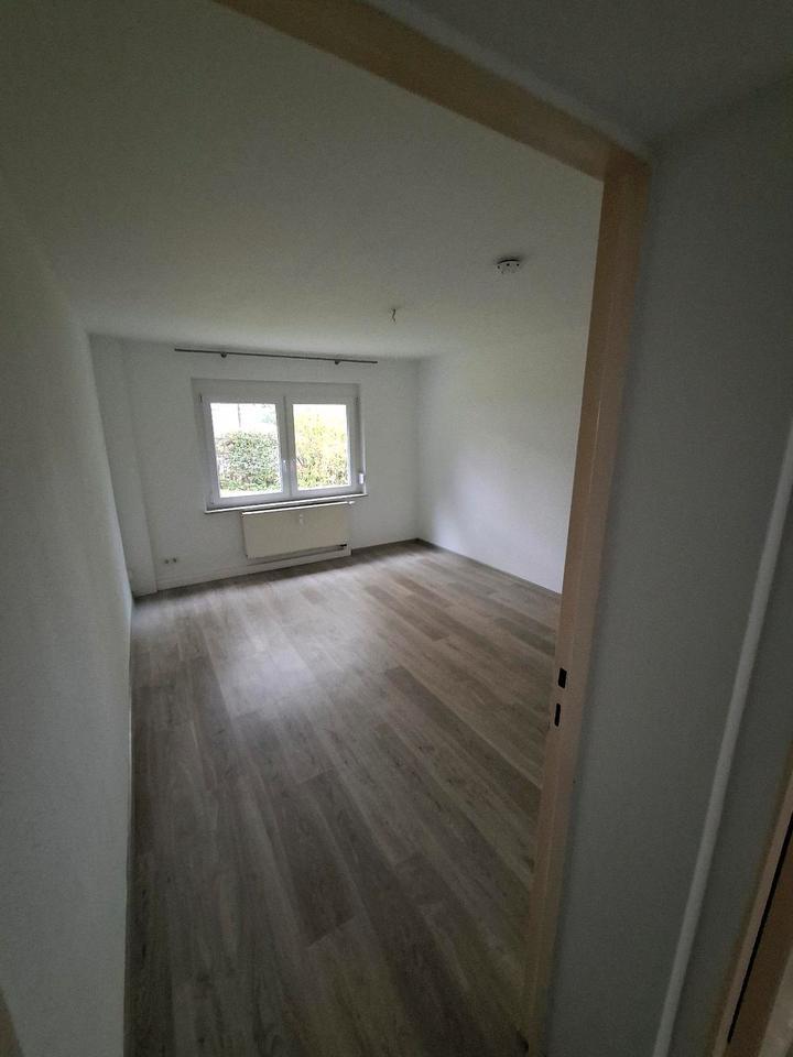 vermiete 2 Zi. Wohn MFH EG Bad, EBK, Flur, Keller, Bühne zimmer