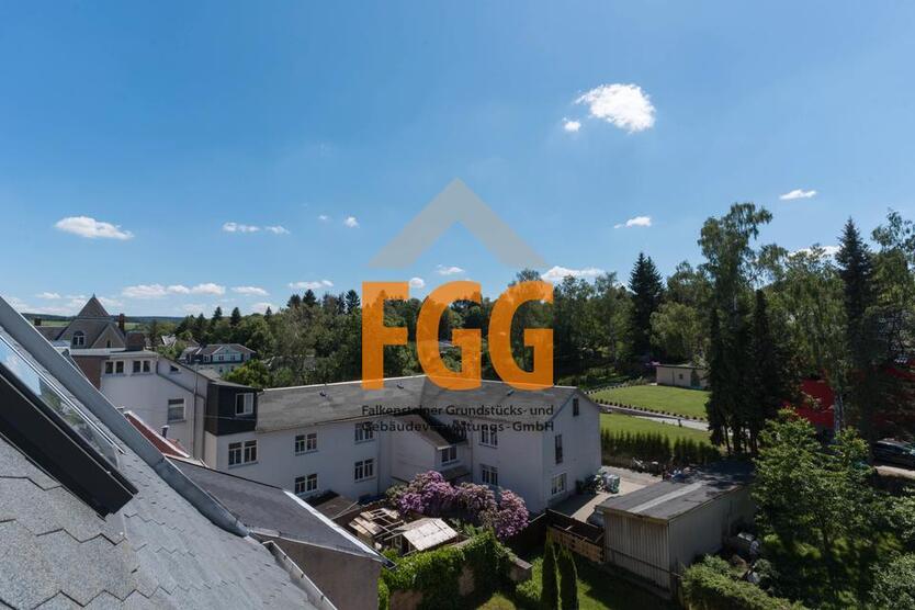 Große 4-R-Wohnung im Dachgeschoß