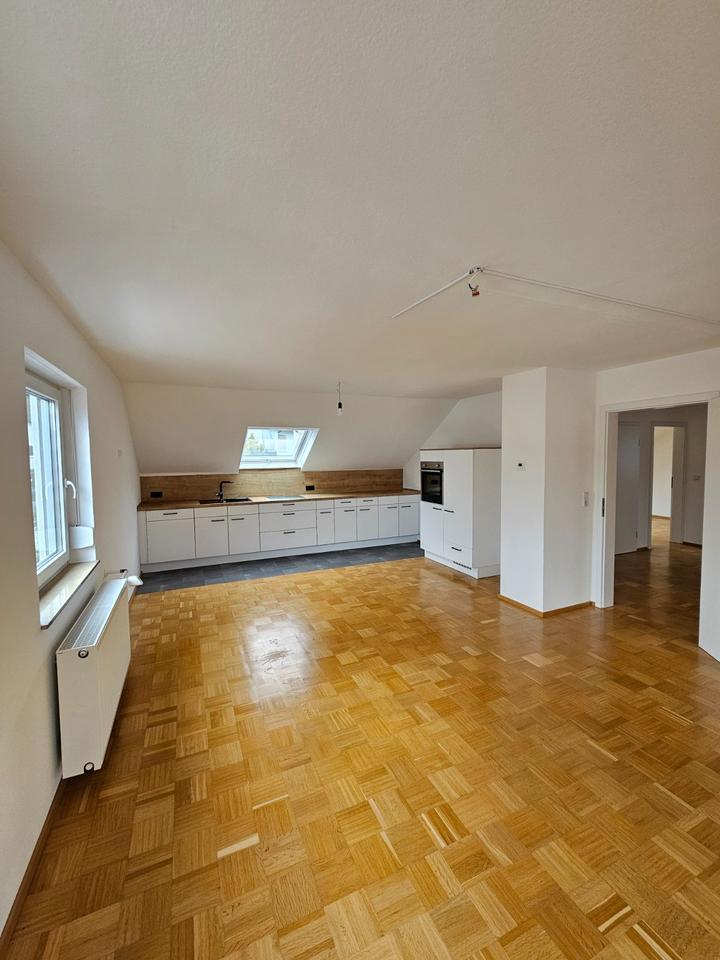 Renovierte DG-Wohnung in Großheubach zimmer