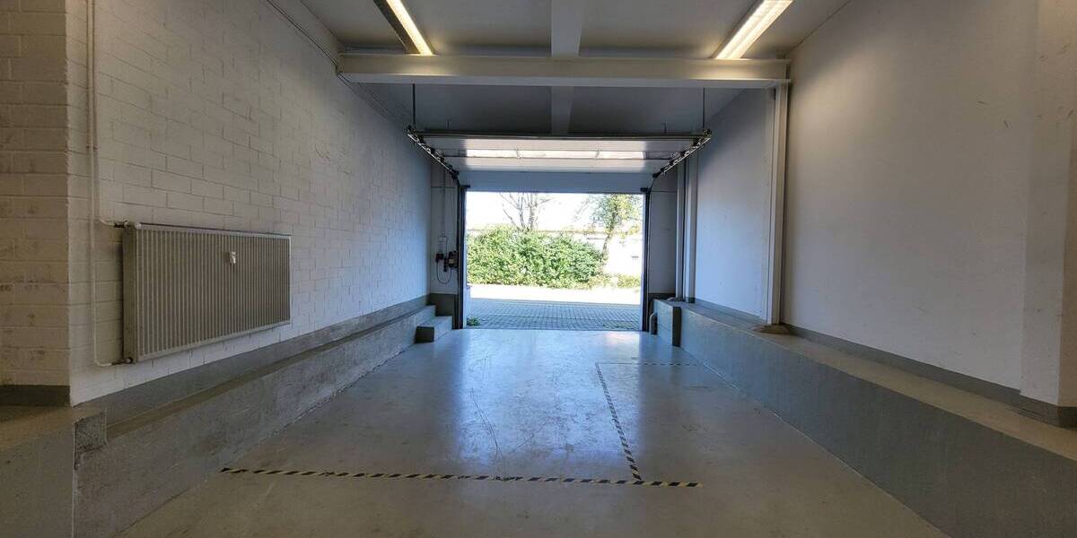 Gewerbehalle_Studio_Werkstatt mit Rolltor und Büro am Bahnhof Müllheim 2 zimmer