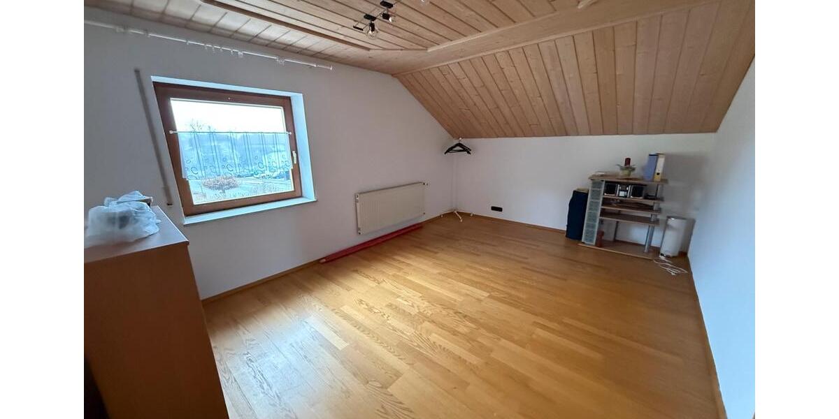 Dachgeschoßwohnung Teublitz - 3 Zimmer, 131 m&sup2;, 950&euro; | Angebot:24839756