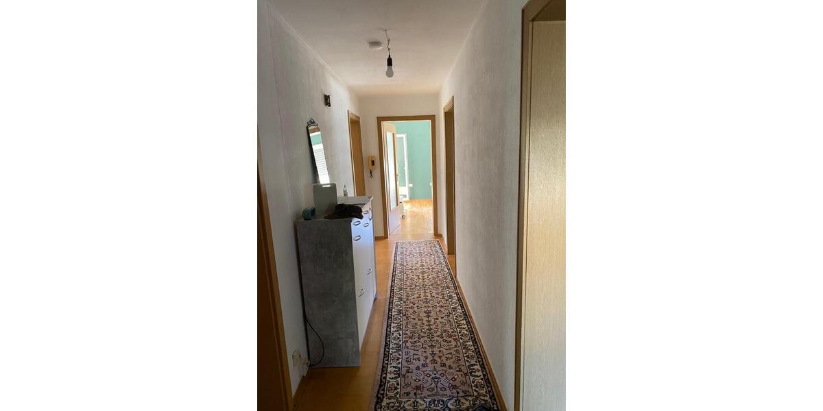 Geräumige 3,5-Zimmer-Wohnung mit Balkon, EK & Garage zu vermieten 2 zimmer