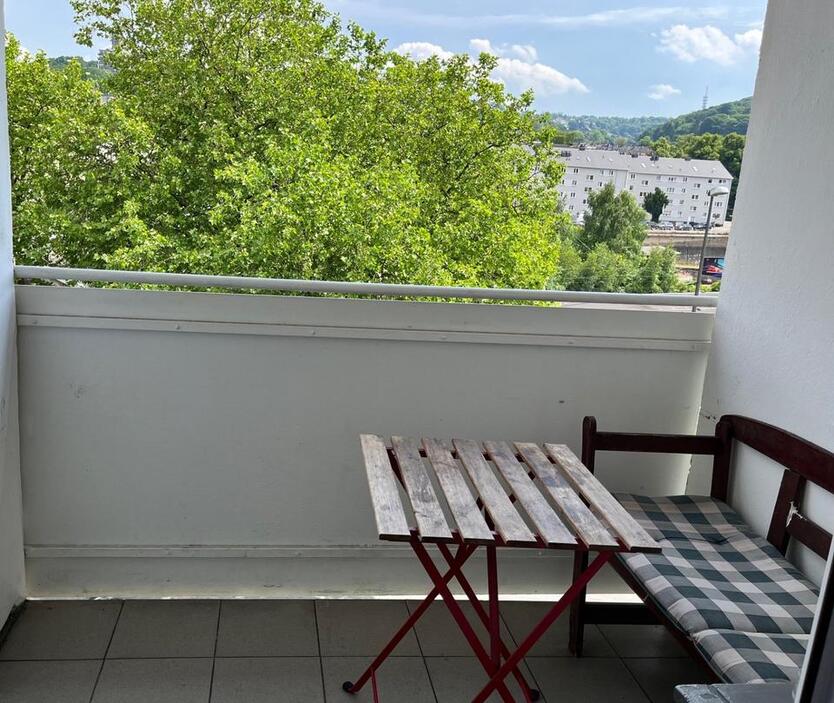 Ab sofort: Wuppertal HBF: Großes Zimmer in 3er WG mit WLAN,Balkon