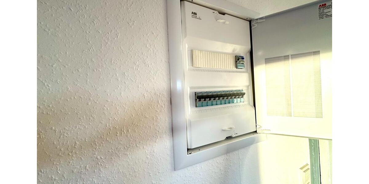 Neu sanierte Dachgeschosswohnung mit Einbauküche 1.5 zimmer