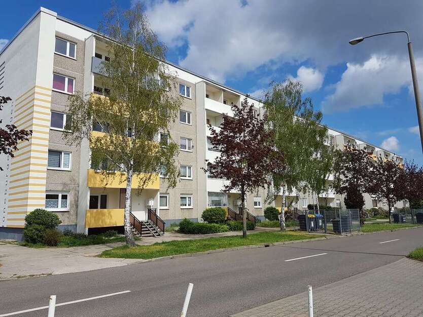 Wohnung zum Mieten in Halle 350 € 64.78 m²