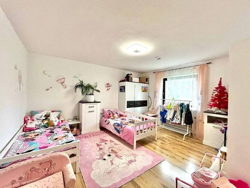 AS ImmobilieN: Wiesbaden-Delkenheim 3br 1.5bath condo fitted kitchen, parking - only 9 min to Clay