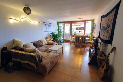 Zimmer frei in 4er-Vierer-Berufstätigen-WG 5 zimmer