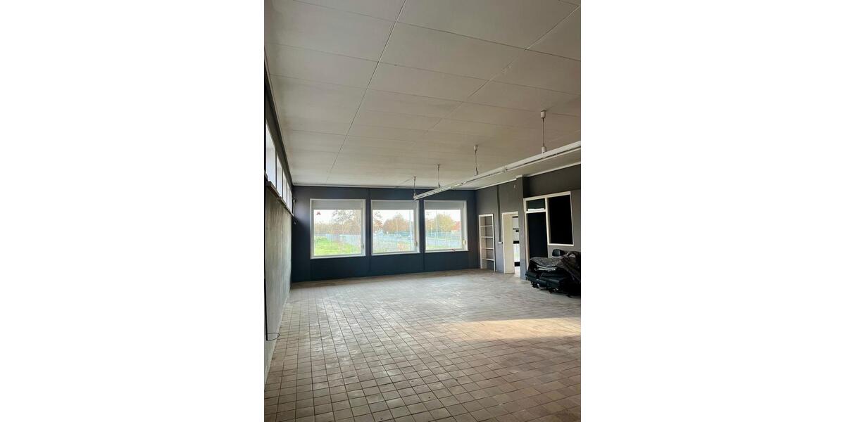 Gewerbehalle, Industriegebäude, Halle, Strom und Toilette zimmer