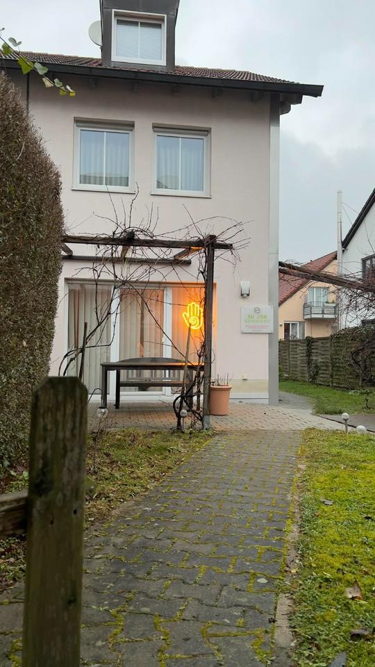 Moderne DHH mit Garten & 2 Garagen – ideal für Paare Singles