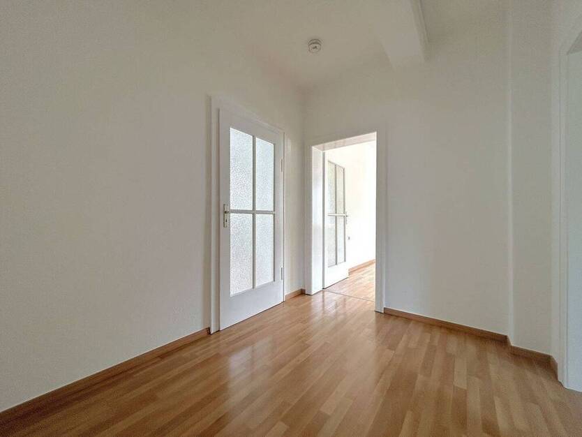 Helle, geräumige 4 Zimmerwohnung mit Balkon in zentraler Lage