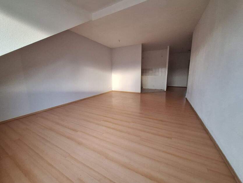 Großzügige 3-Zimmer Dachgeschoßwohnung mit Balkon und Stellplatz 3 zimmer