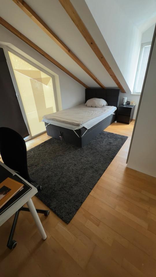 Helle Zimmer mit Balkon - Niederrad