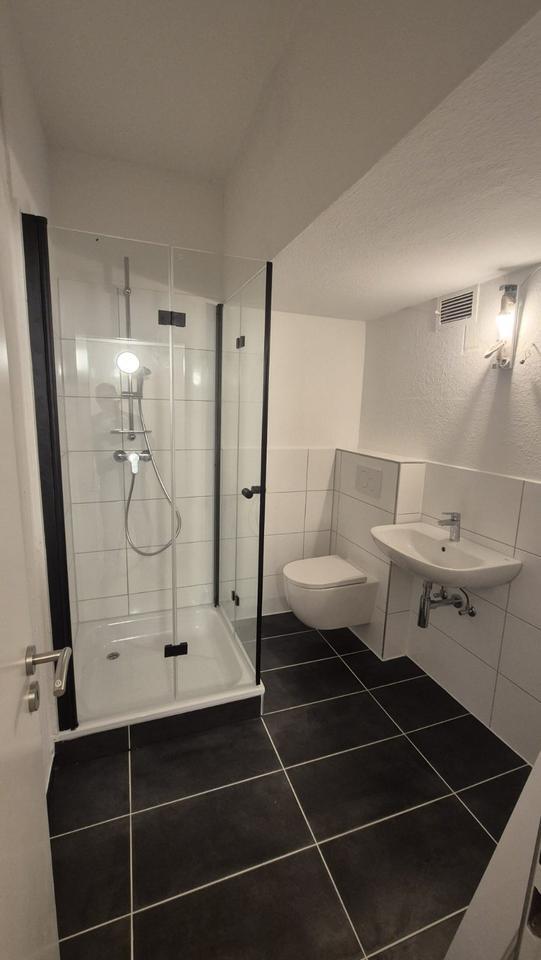 Frisch modernisierte 1-Zimmer Dachgeschosswohnung inkl. EBK zimmer