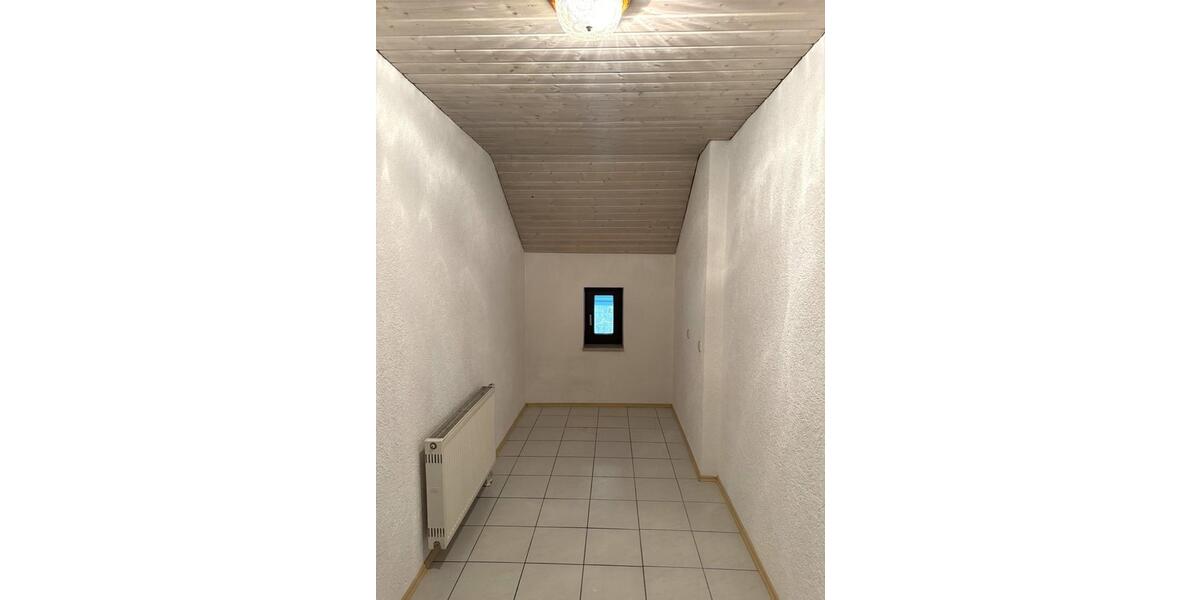 Dachgeschoßwohnung Deggendorf - 4 Zimmer, 92 m&sup2;, 672&euro; | Angebot:25171626