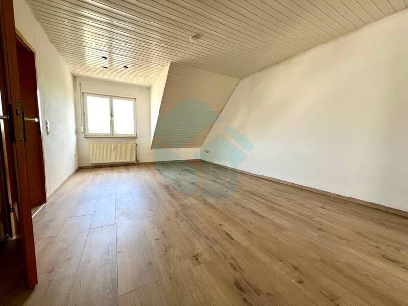 Schöne 4-ZKB-Dachgeschoss-Wohnung in Butzbach-Pohl-Göns! (Bitte sonstige Angaben beachten)