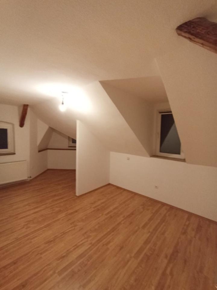 In ruhiger Lage, DG-Wohnung mit Ausblick ins Grüne zu vermieten zimmer