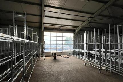 Lagerhalle in Hof mit Zufahrtsrampe und elektrischen Rolltoren – sofort verfügbar zimmer