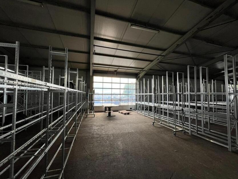 Lagerhalle mit Laderampe und elektrischen Rolltoren – sofort verfügbar zimmer