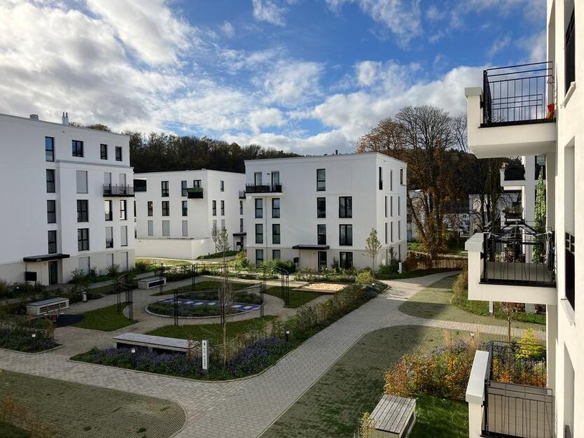 Helle 4-Zimmer-Wohnung mit Komfort: 2 Bäder und Tiefgaragenoption