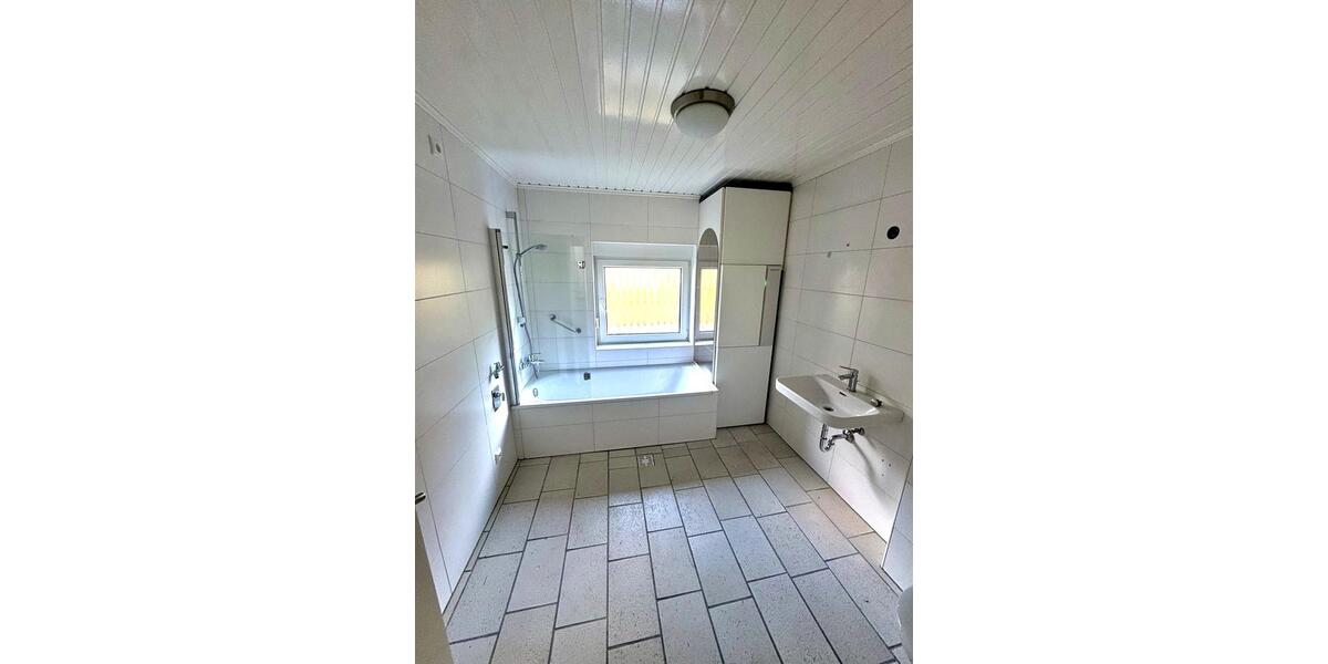 Etagenwohnung Wiesbaden Schierstein - 3 Zimmer, 136 m&sup2;, 1.500&euro; | Angebot:26144921